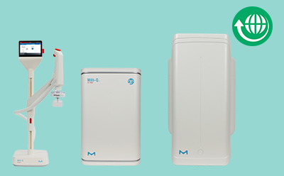 Milli-Q<sup>®</sup> IX 7005 pure water purification Milli-Q IX 7 净水系统由 3 个部分组成:左侧是带分配臂的 E-POD 触摸屏控制面板,中央是标有 "Milli-Q IX "和 M 标志的长方形装置,右侧是另一个高大的长方形装置,背景为浅绿色。右上角有一个象征可持续发展的绿色地球仪图标。