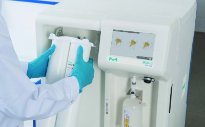 Easy Q-Gard<sup>®</sup> cartridge change on a Milli-Q<sup>®</sup> CLX 7040 water purification system 一位身穿白大褂、戴着蓝手套的科学家正在更换水系统净化滤芯的手臂