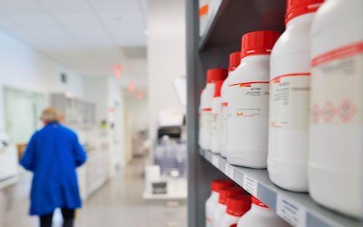 实验室环境中摆放着红色瓶盖的瓶子的架子