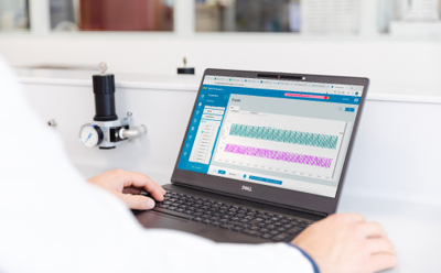 Scientist in a lab in front of a computer using bio4c processpad