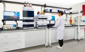 在实验室使用过程分析技术工具的科学家。