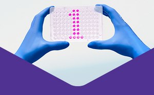 两只戴着蓝色手套的手上显现出粉色药片拼成的数字 1。