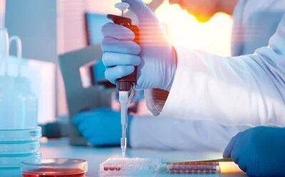 在实验室环境中进行测试的实验室科学家