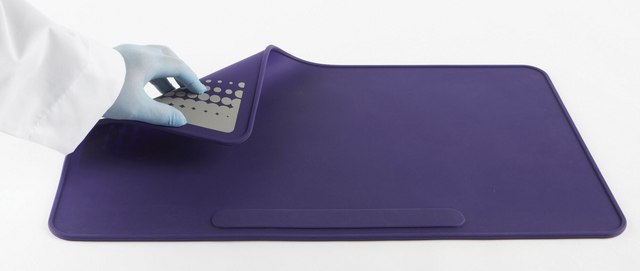 Reversable Silicone lab mat L × W × thickness 14&#160;in. × 23.5&#160;in. × 2&#160;mm, purple, grey design on one side