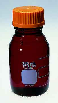 Pyrex&#174; low actinic media storage bottle, graduated with screw cap capacity 500&#160;mL