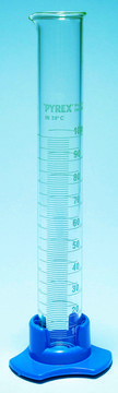 Pyrex&#174; measuring cylinder with spout and detachable plastic foot, complete volume 250&#160;mL