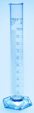 Pyrex&#174; measuring cylinder with spout, Class A volume 100&#160;mL, accuracy: 0.50&#160;mL