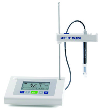 Mettler Toledo FiveEasy&#8482; Plus pH / mV bench meter model, FP20, Kit including plastic LE438 3-in-1 pH electrode, AC/DC input 230 V AC, universal plug set